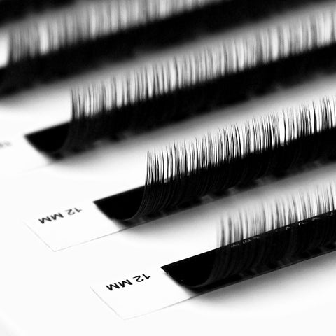 back view of a strip of noir 0.03mm lashes